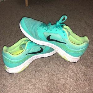 Nike turquoise tennis shoes size 8